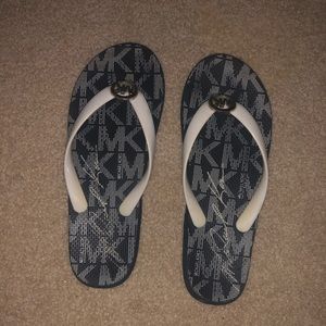 Women’s Michael kors flip flops!!